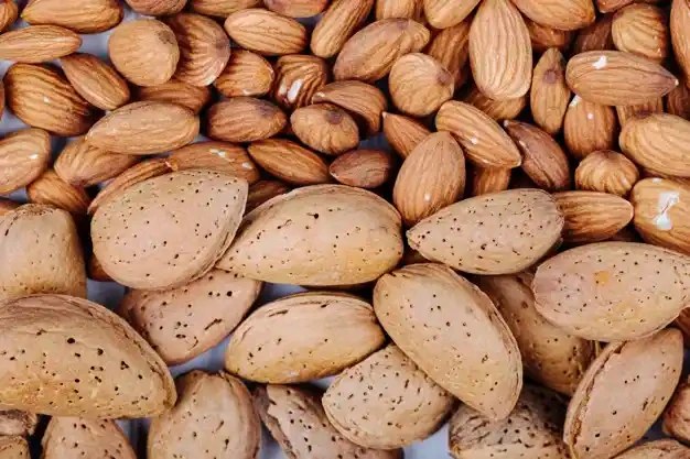 مقایسه قیمت بادام مامایی با سایر ارقام بادام